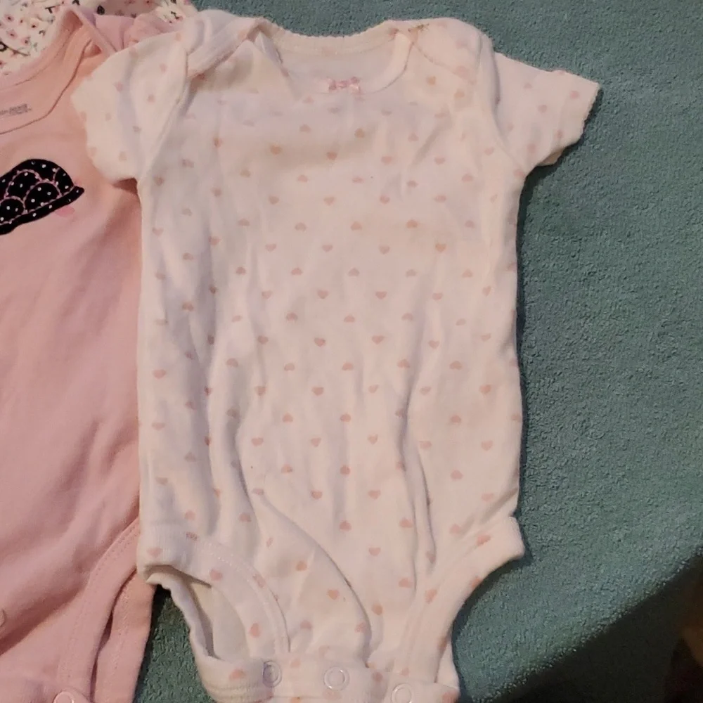 2 Long Sleeve & 2 short sleeve Carter's Onesie 's Size 0-3 months